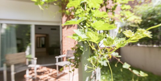 En Montgat, gran terraza y jardín.